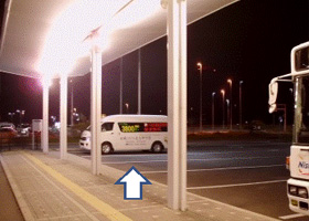 토요코인 버스가 정차해 있습니다. 운전기사가 안 보일 경우 잠시 기다려 주십시오.