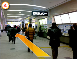 Đi qua cổng soát vé Sakurabashi.