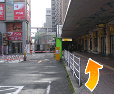 从新潟站万代口出来，走右侧的人行道。