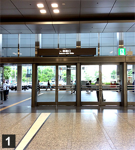 1.JR名古屋駅の桜通口を出て左折します。